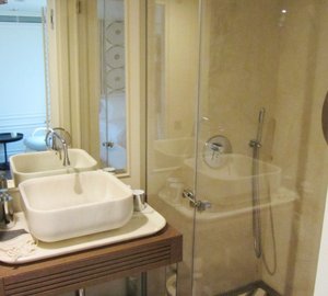 Le Lutteur Yacht - VIP Cabin Bathroom