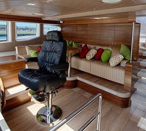 Le Must Yacht - raised wheelhouse