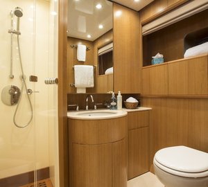 Little Jems yacht - en suite bath