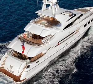 Luxury Charter Yacht MANIFIQ Stern running shot