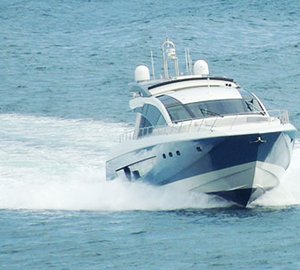 Luxury yacht Alpha 87 Express Sportbridge - front view