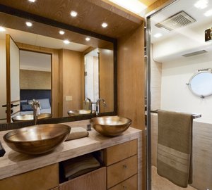 Luxury yacht MCY 86 - VIP Cabin - En Suite Bathroom