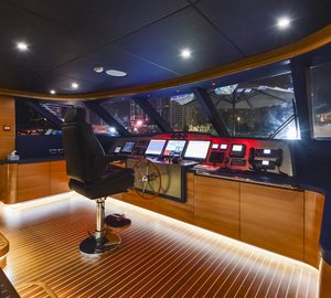 Majesty 135 superyacht - Raised Wheelhouse