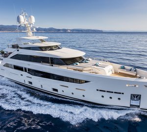 Mondomarine SF40 Yacht SERENITY underway
