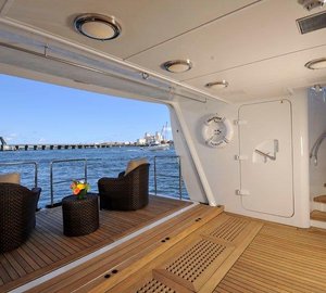 Motor Yacht GRAVITAS - Teak beach