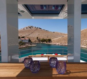 Motor yacht KANGA -  Sundec Bar and sunloungers forward