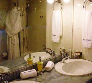 Motor yacht MONACO - Bathroom
