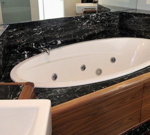 Motor yacht Majesty 101 - Bathroom