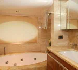 Motor yacht Majesty 105 -Owners Ensuite