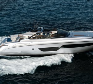 Motor yacht Riva 88 Miami at full speed-001