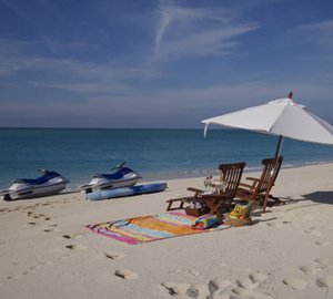 Motor yacht TRILOGY - On the beach