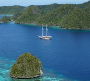 Mutiara Laut cruising