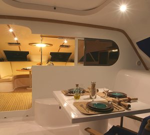 Nautitech 47 - cockpit dining