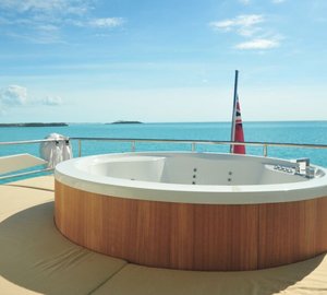 Numarine 78 Flybridge Yacht - Hot Tub