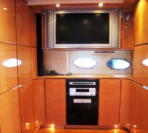 Pershing 73 TV in Salon