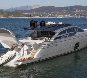 Pershing 82 Yacht - Aft View-001
