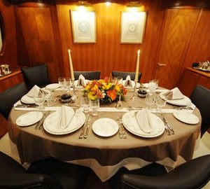 Pouaro -  Dining Table