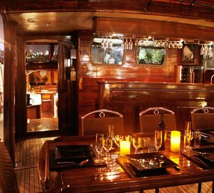 Quasart -  Dining at night