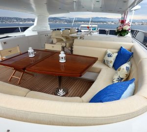 SMILING T Deck Dining