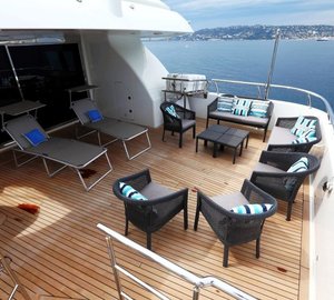 SMILING T Deck lounge