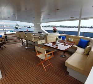 SMILING T Upper deck