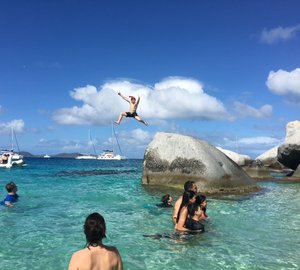 SY ALTESSE - Santa hat jumping devils bay