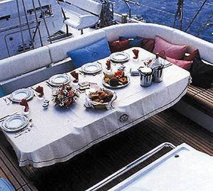 SY FLYING MAGIC -  Cockpit set up for lunch