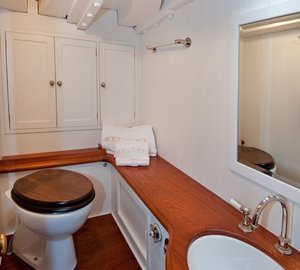 Sailing yacht Oriander - Bathroom
