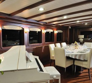 Sailing yacht REGINA - Salon with piano