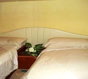 Santana IV of Plymouth -  Twin Cabin