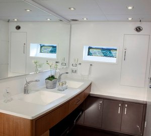 Schaefer 800 Yacht - Bathroom