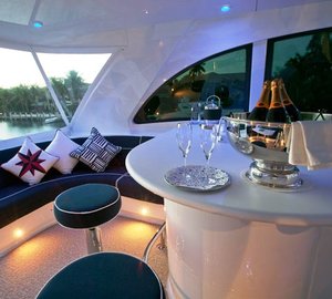 Show Boat -   Flybridge Bar