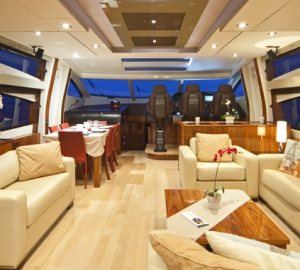 Sunseeker Phantom  Dining room and relaxing area