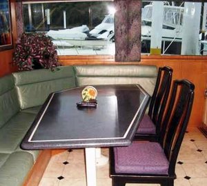 TURNIN LEFT - Galley dinette