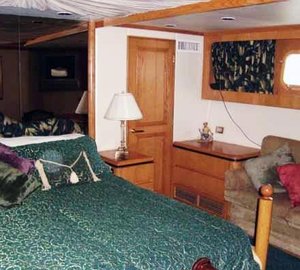 TURNIN LEFT - Master Cabin