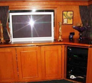 TURNIN LEFT - TV in Salon