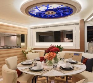 V72 Yacht - Dining