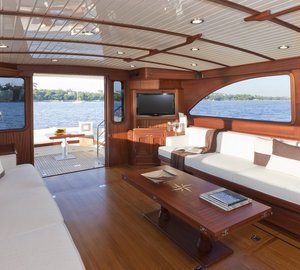 V77 Flybridge Yacht - Saloon