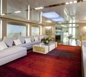 VICKY - Main Salon and Bar