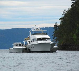 Yacht ADVANTAGE -  At Anchor