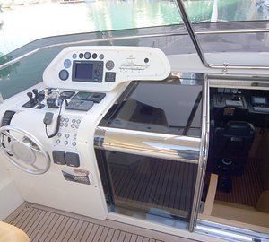 Yacht AQUAHOLIC - Sundeck Helm