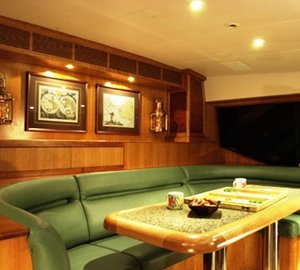 Yacht BESAME - Pilothouse seating