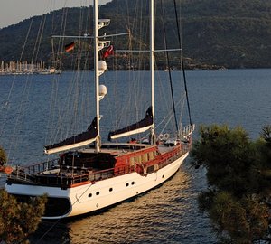 Yacht BLUE EYES -  At Anchor