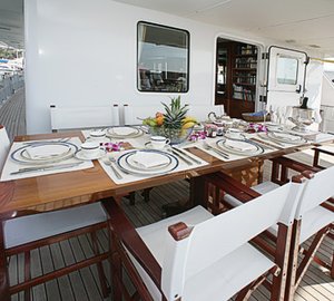 Yacht DEVILS ADVOCATE - Aft Deck Dining
