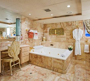 Yacht ISLANDER -  Master Bathroom
