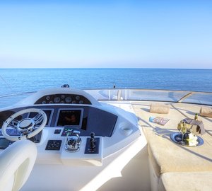 Yacht Live the Moment - Sunpads and helm