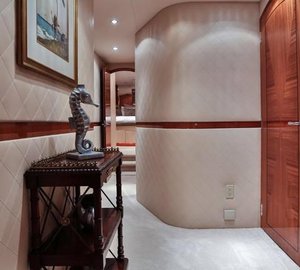 Yacht NO COMPLAINTS - Companionway