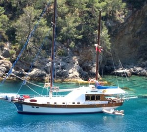 Yacht SERENITY 70 -  At Anchor