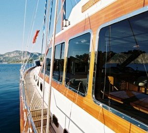 Yacht SERENITY 70 -  Side Deck