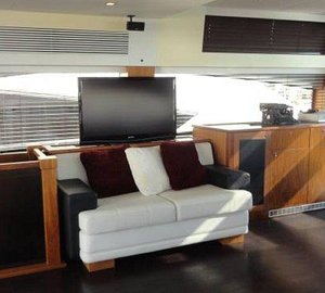 Yacht SKYFALL -  Salon Entertainment